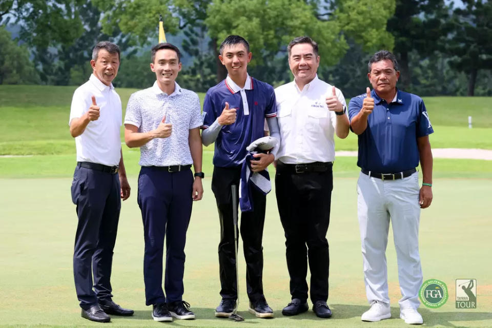 地主選手廖煥鈞拿下職業生涯首冠在果嶺邊和貴賓合影。TPGA_鍾豐榮攝影