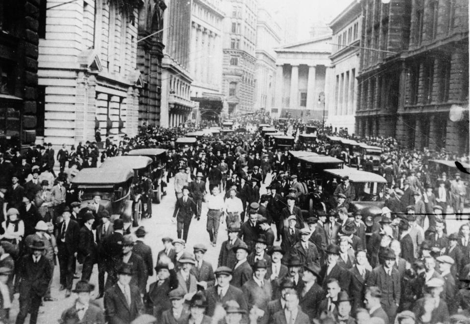 Aufgeregte Menschenmenge vor der New Yorker Börse am "Schwarzen Donnerstag". (Bild: Getty Images)