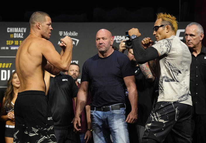 内华达州拉斯维加斯 - 9月09日：（LR）对手内特·迪亚兹和托尼·弗格森于 2022 年 9 月 9 日在内华达州拉斯维加斯的米高梅大花园竞技场举行的 UFC 279 仪式称重期间对峙。 （杰夫·博塔里/祖法有限责任公司拍摄）