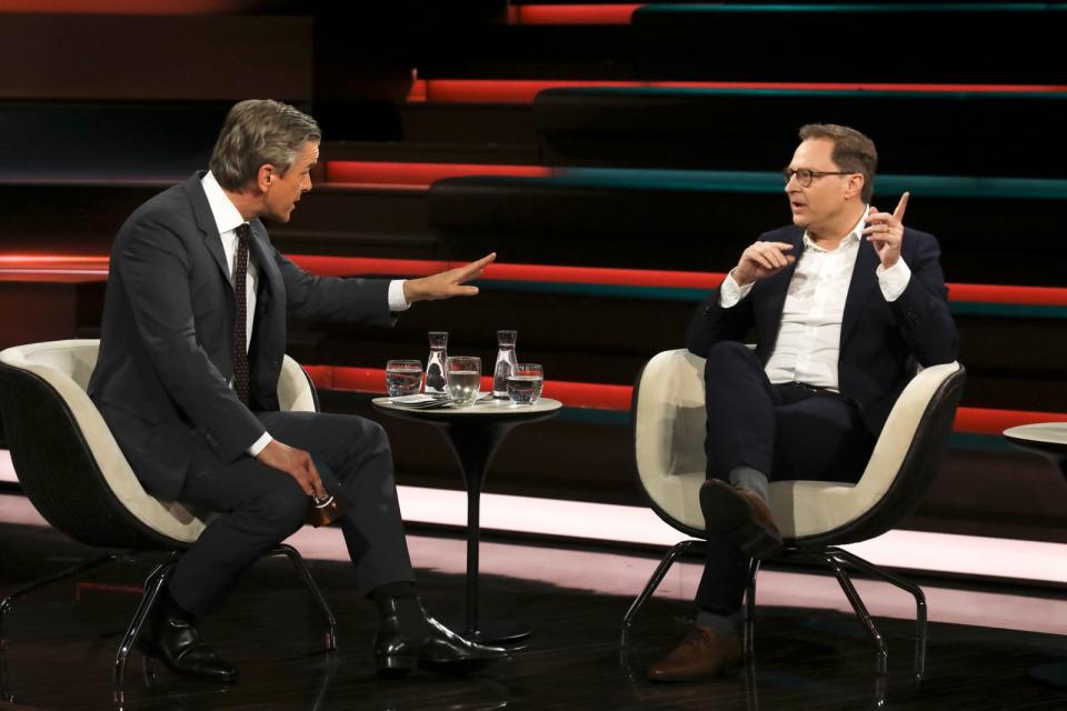 Markus Lanz (links, mit CSU-Generalsekretär Martin Huber) wird vom Publikum als durchsetzungsstark, aber bisweilen auch "besserwisserisch" empfunden. (Bild: ZDF / Cornelia Lehmann)