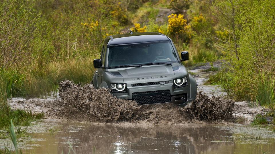 2025 land rover octa splashing through mud