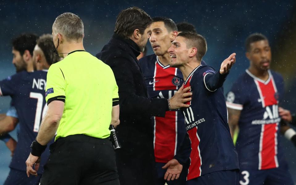 Mauricio Pochettino, Manager of Paris Saint-Germain holds back Marco Verratti of Paris Saint-Germain who reacts to Angel Di Maria of Paris Saint-Germain being sent off during the UEFA Champions League Semi Final Second Leg match between Manchester City and Paris Saint-Germain at Etihad Stadium on May 04, 2021 in Manchester, England. - GETTY IMAGES