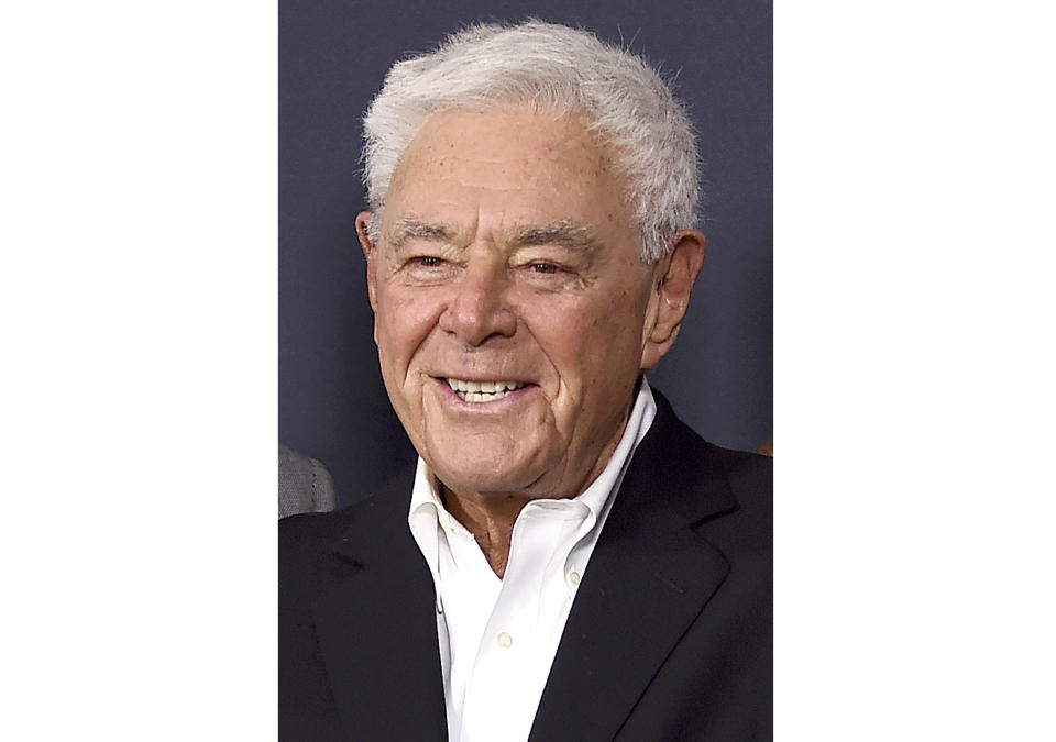 ARCHIVO - Richard Donner llega a un homenaje en su honor el 7 de junio de 2017 en Beverly Hills, California. El cineasta, que ayudó a crear el taquillazo moderno de superhéroes con “Superman” de 1978 y dominó la comedia de amigos policías con la franquicia “Lethal Weapon”, falleció el lunes 5 de julio de 2021 en Los Ángeles. Tenía 91 años. (Foto por Jordan Strauss/Invision/AP, Archivo)