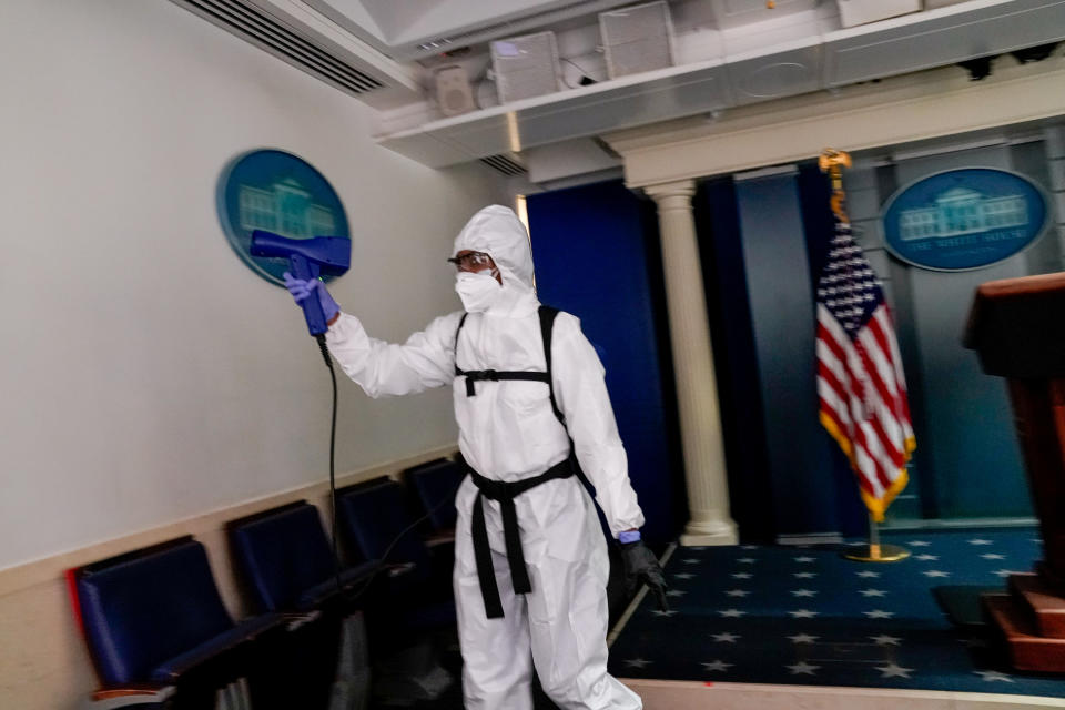 Desinfektion des Briefing-Raums vor einer Pressekonferenz im Weißen Haus (Bild: Reuters/Erin Scott)