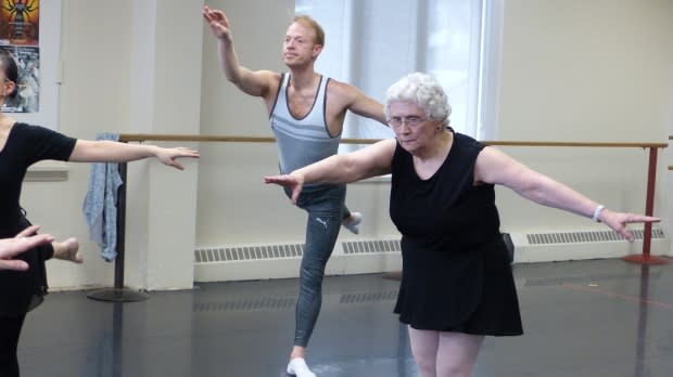 Fay comenzó a entrenarse como bailarina ya siendo adulta, a sus 45 años. Foto: Fay comenzFacebook/CBCSaskatoon