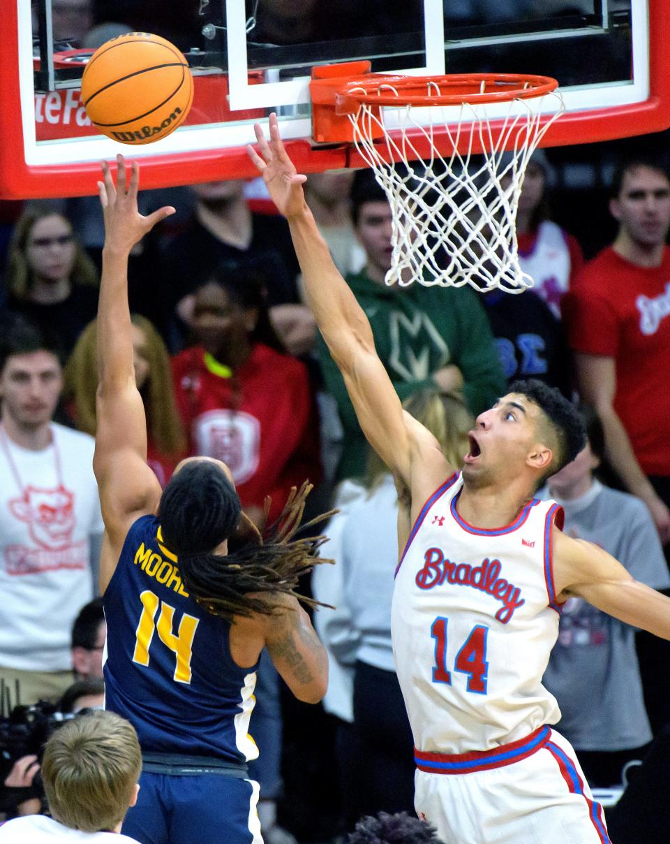 Bradley's Malevy Leons (14) defends against Murray State's Brian Moore Jr. in the second half of their Missouri Valley Conference basketball game Wednesday, Jan. 24, 2024 at Carver Arena in Peoria. The Braves defeated the Racers 71-63.