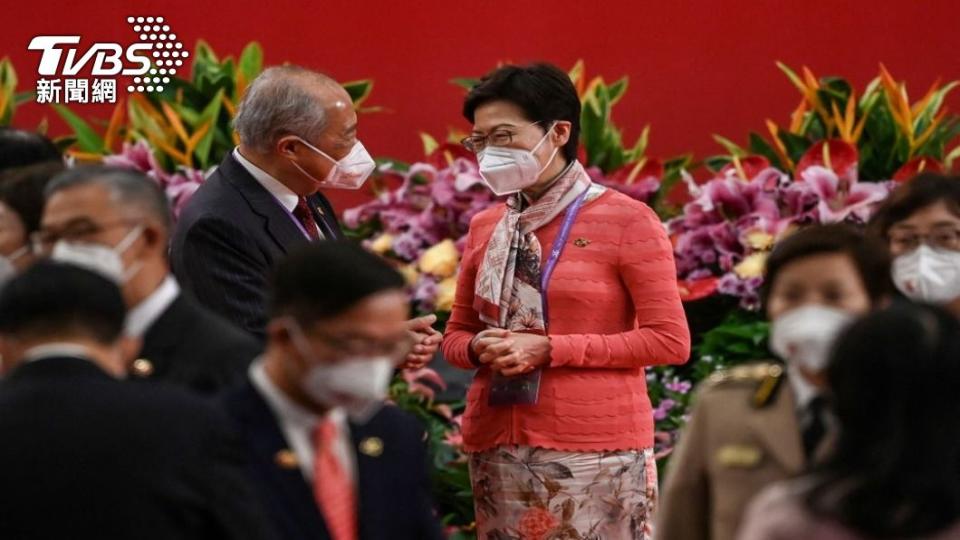 香港主權交接屆滿25周年，圖為林鄭月娥微笑致意。（圖/路透社）