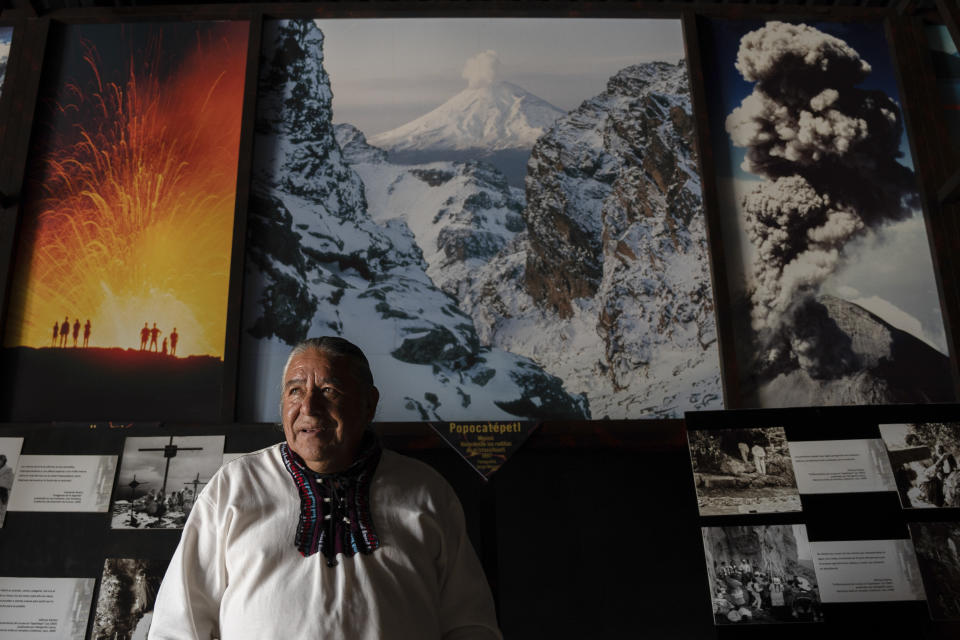 Moisés Vega en una entrevista en el Museo del Volcán en Amecameca, México, cerca del volcán Popocatépetl, el domingo 11 de junio de 2023. El mexicano, de 64 años, dice que puede hablar el lenguaje sagrado de los volcanes para pedirles buen tiempo y buena cosecha. (AP Foto/Áurea Del Rosario)