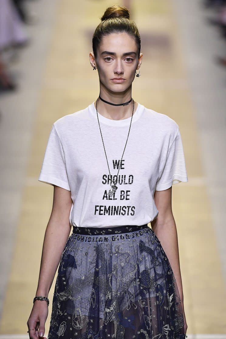 Das feministische T-Shirt von Dior hatte seinen ersten Auftritt bei der SS17 Modenschau auf der Pariser Fashion Week. [Bild: Getty]