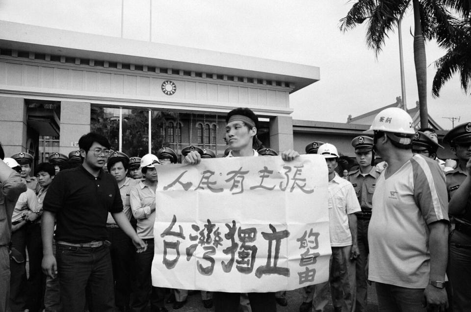  1987 年 6 月 10 日，蔡文旭陪著江蓋世勇闖博愛特區，前往國民黨中央黨部前抗議國安法。 圖：邱萬興攝影。