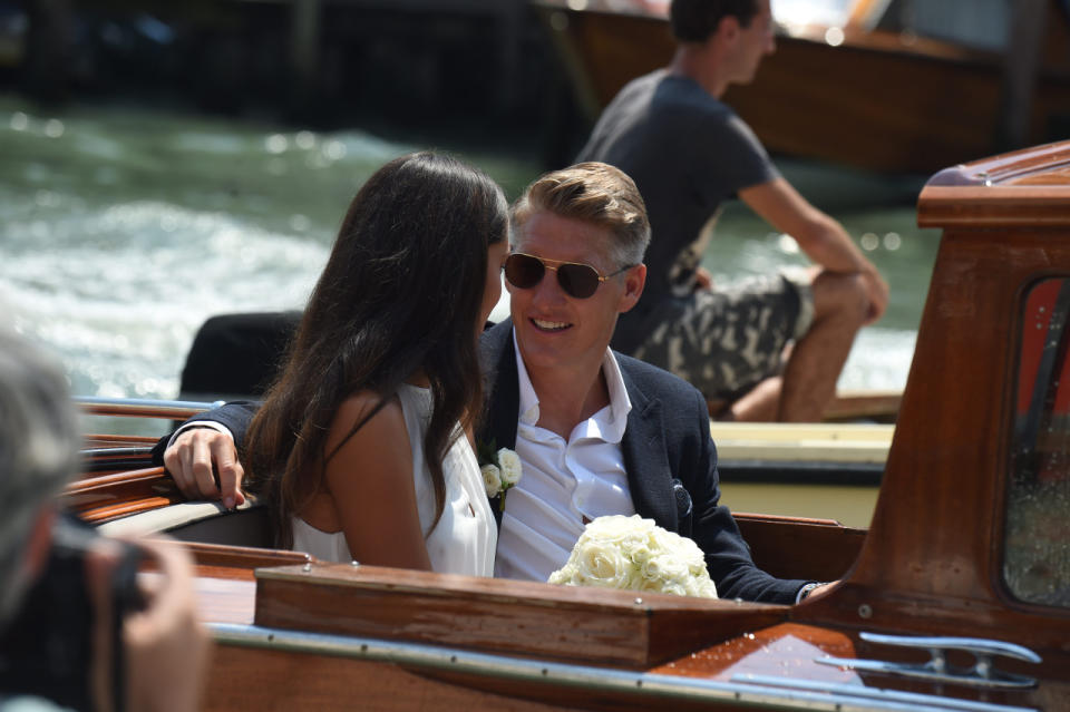 Strahlender Sonnenschein, strahlende Gesichter: Für Bastian Schweinsteiger und seine Ana Ivanovic der wohl schönste Tag ihres Lebens! (Bild: WENN)