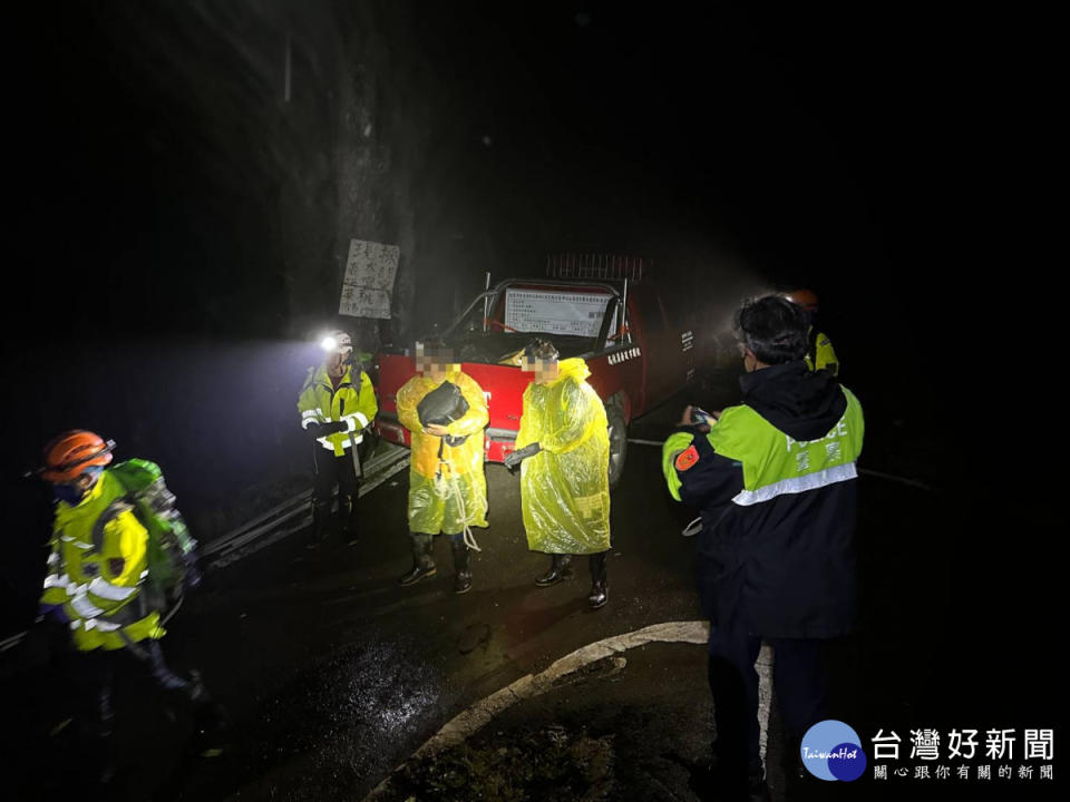 2男登山縱走受困山區，警、消連夜搜救。