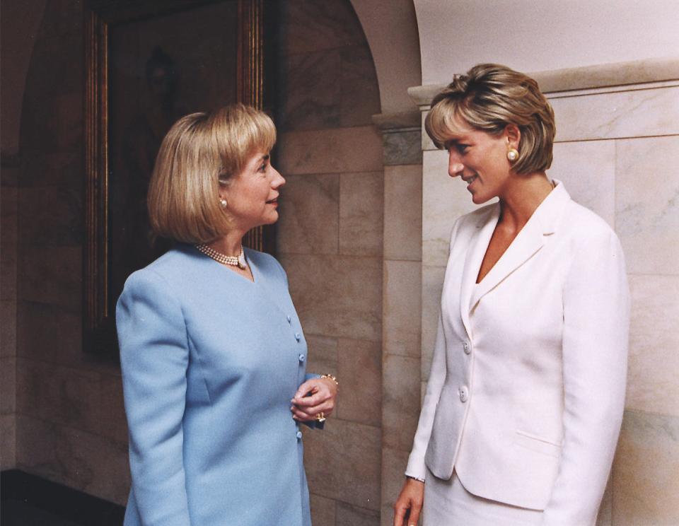 <p>Como muchas otras mujeres empoderadas de la época, Lady Di decidió que hacer sus días en la realeza más cómodos era su mejor opción: de ahí nace el look “Power Suit” (que significa Traje poderoso) que fue gran parte del vestuario funcional de la princesa a lo largo de su vida.<br> Crédito: beimages </p>