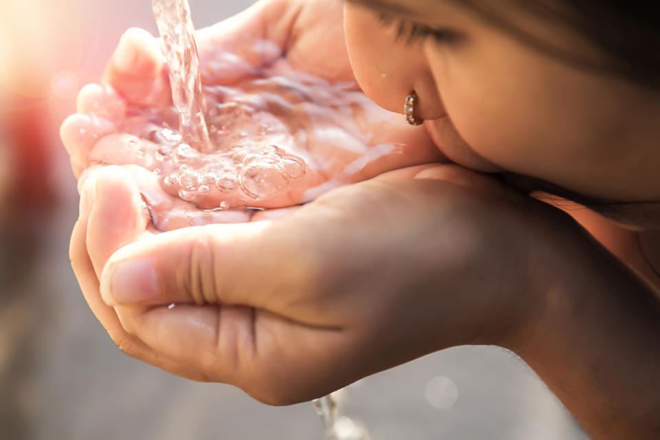 Wasser direkt aus der Leitung ist die günstigste und umweltfreundlichste Variante - doch nicht in allen Ländern ist das ratsam (Bild: Getty Images)