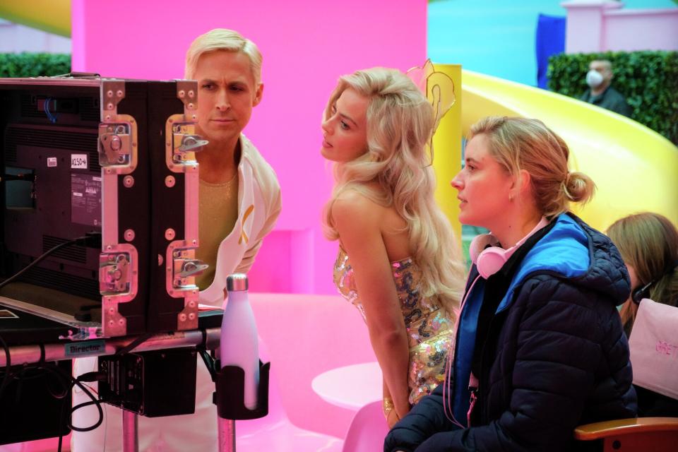 《Barbie芭比》由葛莉塔潔薇（右1）編導。（圖／華納兄弟提供）
