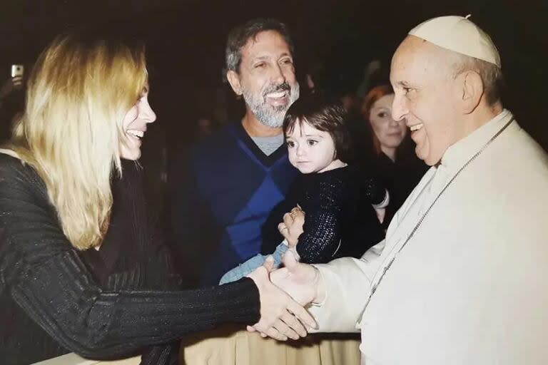 Emilia Attias y el Turco Naím viajaron a Roma junto a su hija Gina para ver al Papa Francisco y recibir su bendición