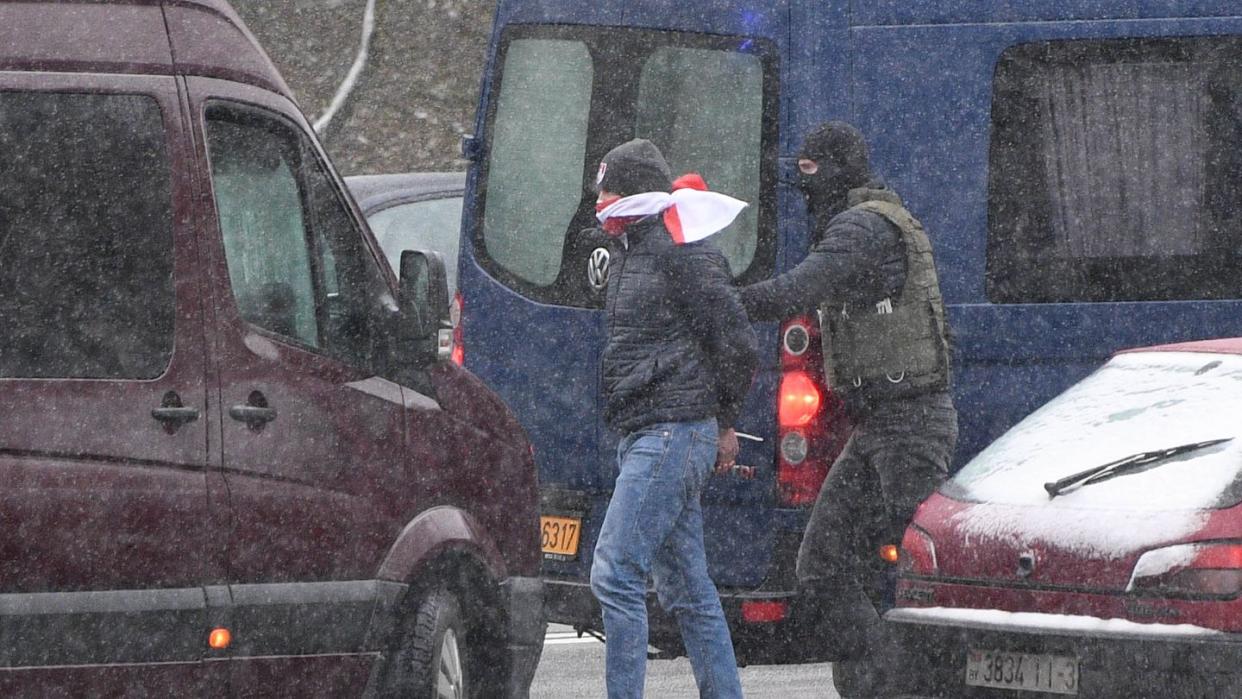 Bei neuerlichen Protesten in Minsk kommt es wieder zu Festnahmen von Demonstranten.