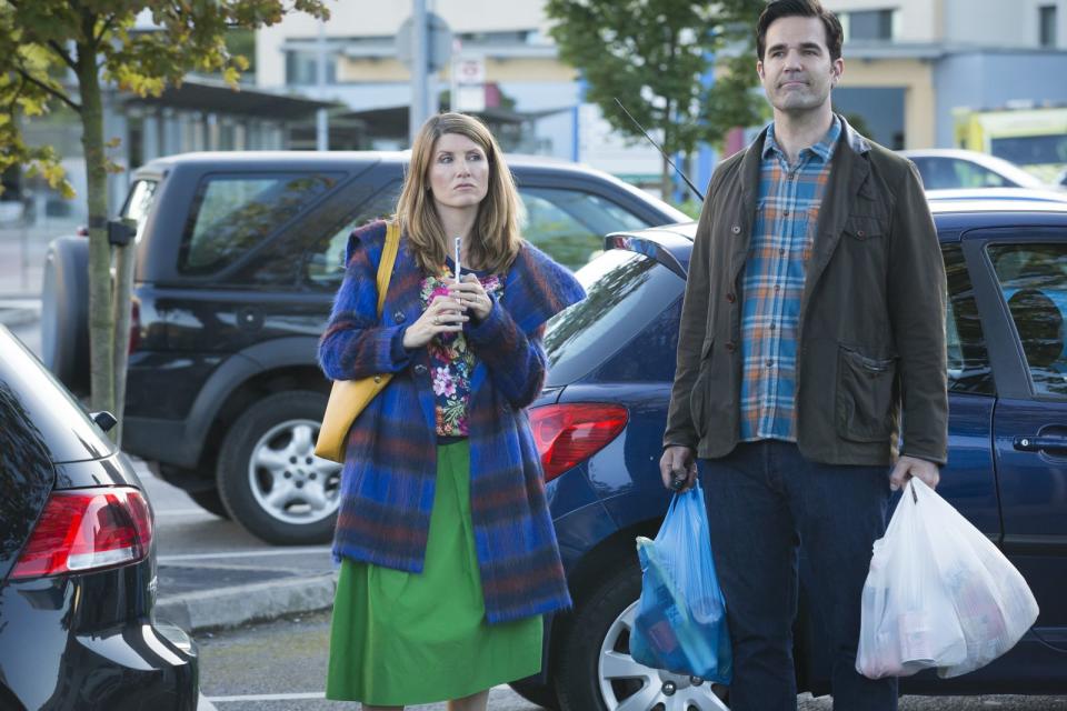 Bei dieser britischen Sitcom ist der Name Programm: Die titelgebende "Catastrophe" erwartet Sharon (Sharon Horgan), die nach einem One-Night-Stand mit Rob (Rob Delaney) schwanger ist. Der erweist sich überraschend fürsorglich und will eine Familie gründen. Der Kennenlernprozess des unfreiwilligen Elternpaares mündet in brillante, warmherzige Comedy. (Bild: 2017 Amazon Studios)