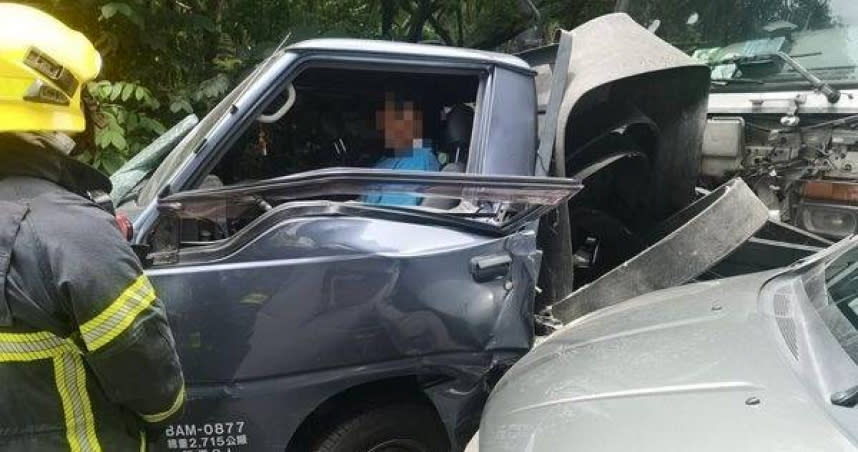 屏東麟洛三車相撞 62歲男子受困，搜救人員緊急救援。（ 圖／翻攝畫面）
