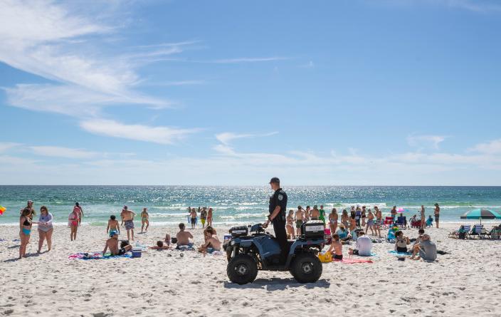 La policía de la ciudad de Panamá patrulla la playa frente al SpringHill Suites.  Las arenas a lo largo de Panama City Beach estaban llenas de Spring Breakers que disfrutaban de un clima cálido el jueves 17 de marzo de 2022.