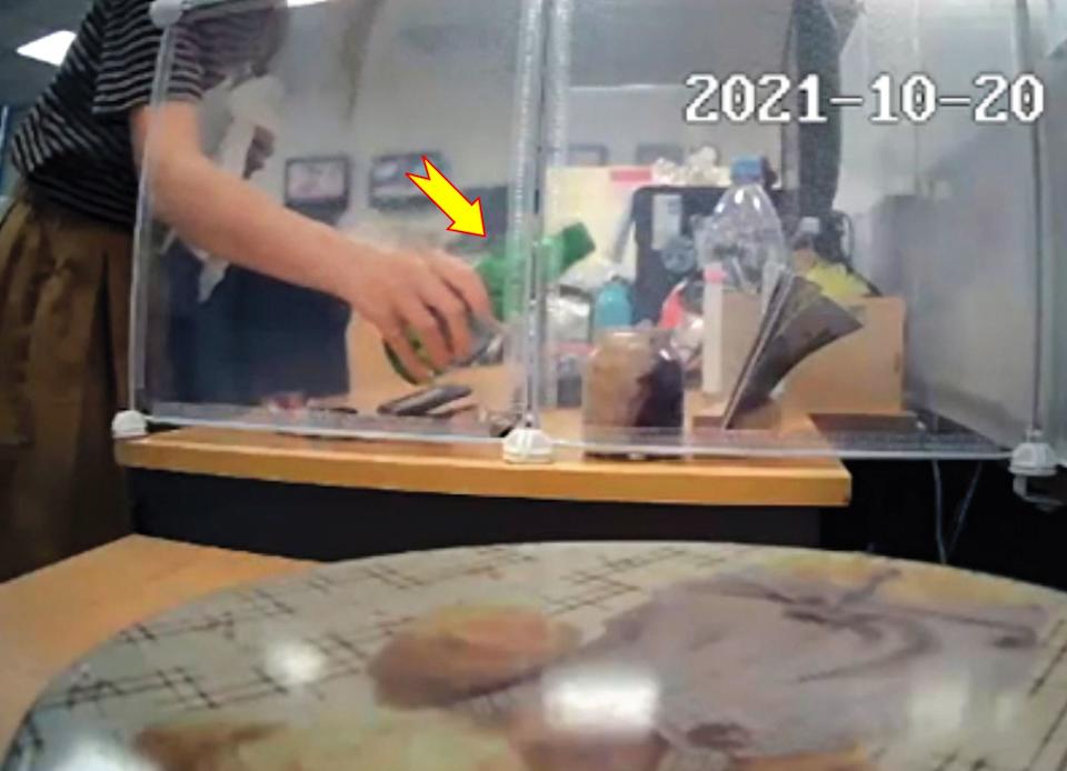 在辦公室內，張靖玲往同事的水晶球倒液體，被視為破風水陣。（翻攝判決書）