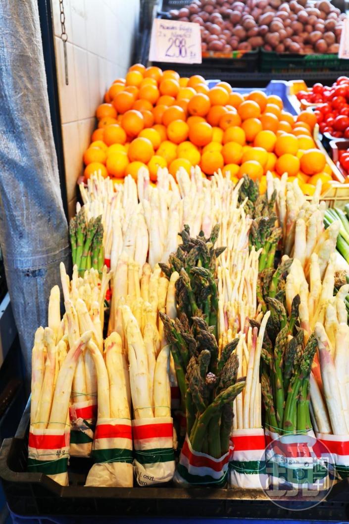 在中央市場能買到許多新鮮蔬果，比如當季的白蘆筍。 
