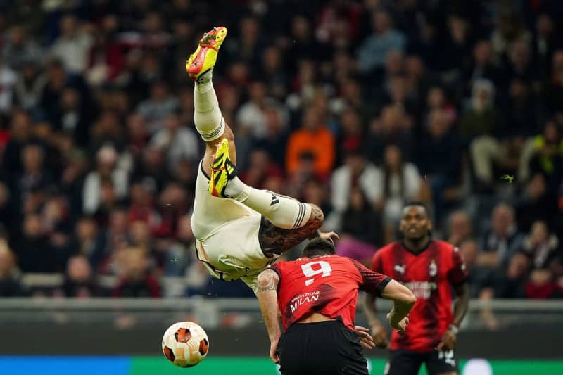 AC Milan's Olivier Giroud and AS Roma's Gianluca Mancini battle for the ball during the UEFA Europa League soccer quarter-final first leg soccer match between AC Milan and AS Roma at the San Siro Stadium. Spada/LaPresse via ZUMA Press/dpa