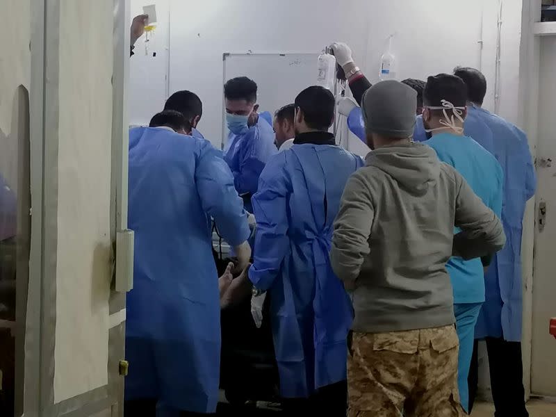 Personal médico atiende a los miembros heridos de Hashd al-Shaabi en un hospital de Qaim