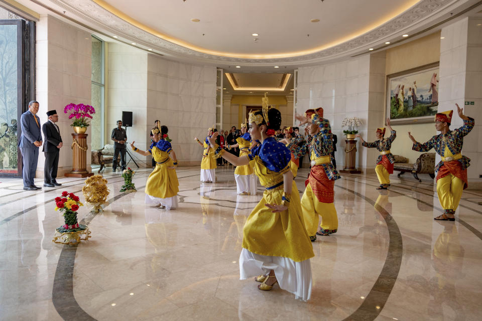 Thai Prime Minister, Srettha Thavisin, left, stands next to Malaysia's Prime Minister Anwar Ibrahim as they observe a welcome ceremony on the occasion of Thavisin's official visit to Malaysia, in Jakarta, Wednesday, Oct. 11, 2023. (Afiq Hambali/Prime Minister’s Office of Malaysia via AP)