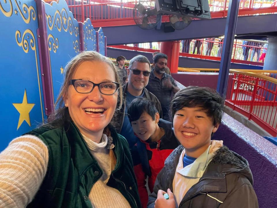 jill robbins and her family waiting for simpsons ride