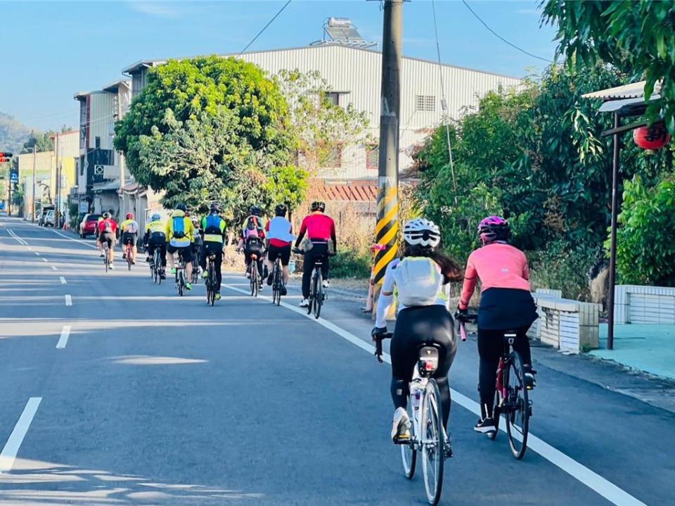 「小琉球單車環島騎 淨零闖關任務大挑戰」活動將於4月28日舉辦，號召民眾騎自行車遊小琉球。圖／高雄市國際自行車觀光促進協會提供