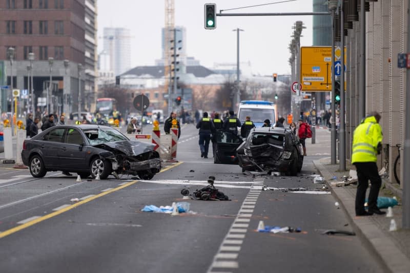 Police officers stand at the scene of an accident in Leipziger Strasse. Four people, including a mother and her child, were seriously injured in the serious accident in Berlin-Mitte. Christophe Gateau/dpa