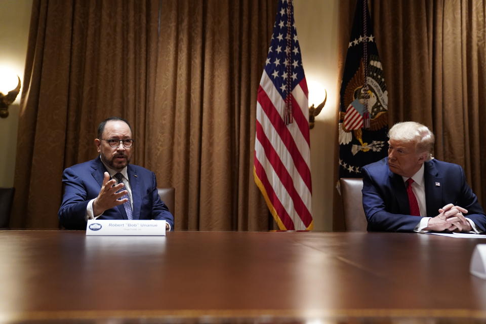 El presidente de Estados Unidos, Donald Trump, junto a Robert Unanue, CEO de Goya Foods, en un encuentro en Washington. (AP Photo/Evan Vucci)