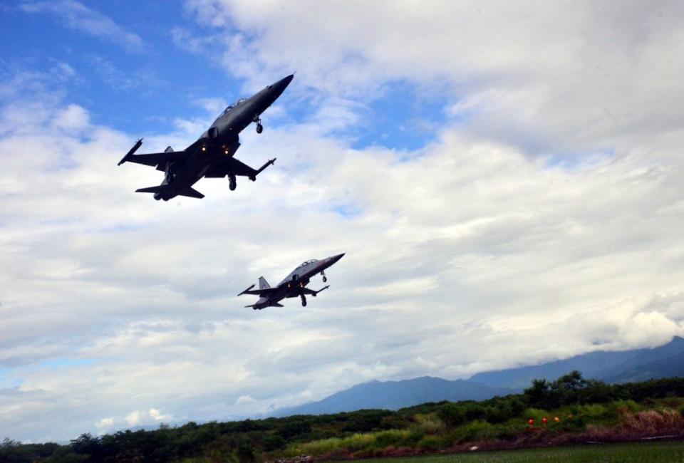 空軍台東志航基地幻象2000和F5E戰機四日早上陸續掛彈升空；空軍表示是例行性訓練，與中共解放軍在台灣東部海域軍演無關。圖為F5E戰機。（中央社）