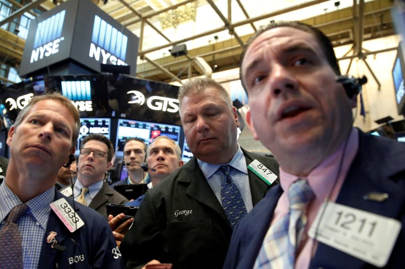 Traders work on the floor of the New York Stock Exchange (NYSE) in New York City, U.S., July 21, 2016. REUTERS/Brendan McDermid