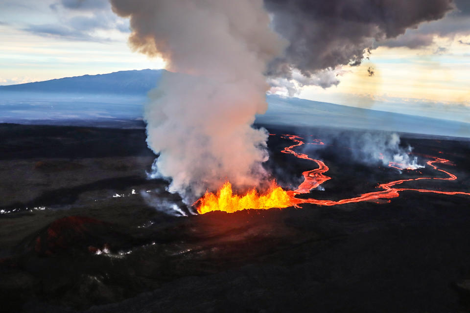 Fissure 3 on Mauna Loa's Northeast Rift Zone erupting the morning of Nov. 30, 2022.  (K. Mulliken / USGS)