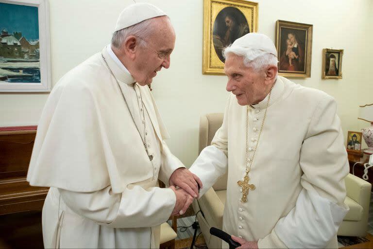 Jorge Bergoglio y su predecesor, Joseph Ratzinger, en un encuentro en el Vaticano