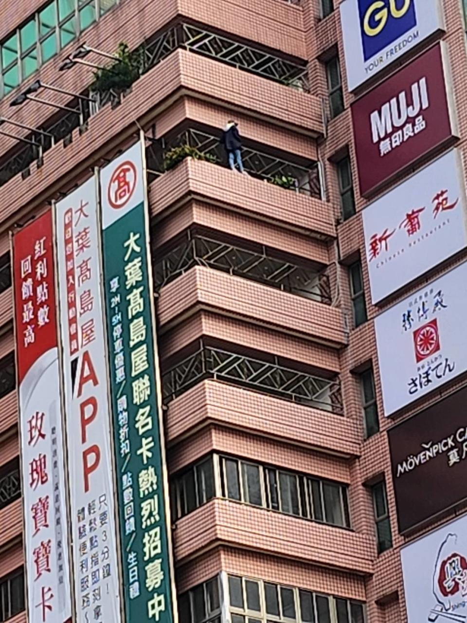 <strong>女子站在台北市天母大葉高島屋10樓外牆。（圖／中天新聞）</strong>