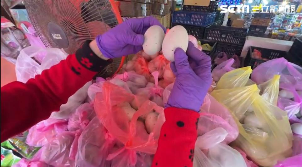 老闆娘表示，紅色塑膠袋裝8顆大皮蛋，粉色塑膠袋則裝10顆小皮蛋，坦承疏失漏裝並願意賠償，只是對方掛電話後一直聯繫不上。（圖／翻攝畫面）