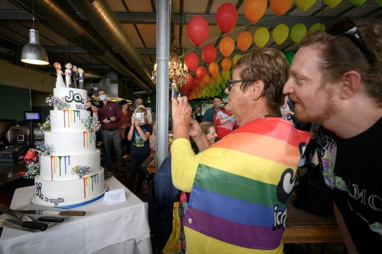 Des Suisses célèbrent la victoire du Oui au référendum pour ouvrir le mariage aux couples de même sexe, le 26 septembe 2021 à Berne - Fabrice COFFRINI © 2019 AFP