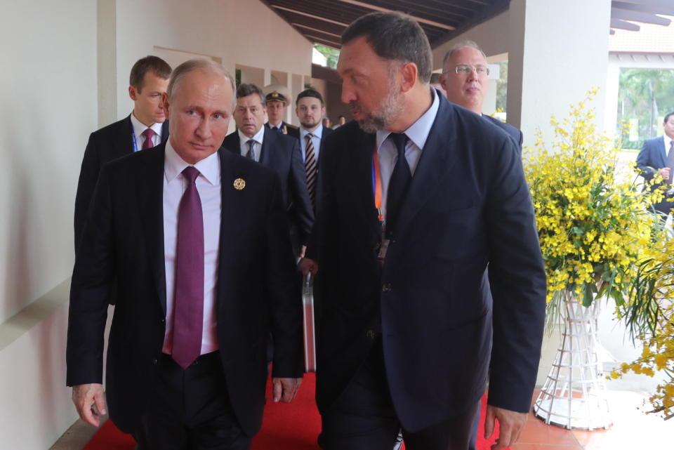 <span class="s1">Vladimir Putin chats with Oleg Deripaska, a onetime business partner of Paul Manafort, at the 2017 Asia-Pacific Economic Cooperation summit. (Photo: Mikhail Klimentyev/Russian Presidential Press and Information Office/TASS)</span>