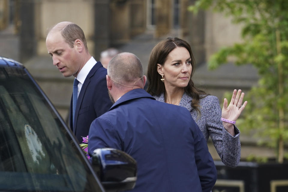 El príncipe Guillermo de Inglaterra y su esposa Kate, la duquesa de Cambridge, salen de la inauguración del monumento Glade of Light afuera de la Catedral de Manchester, en memoria de las víctimas de un ataque suicida en un concierto de 2017 de Ariana Grande, el martes 10 de mayo de 2022 en Manchester, Inglaterra. (Foto AP/Jon Super)