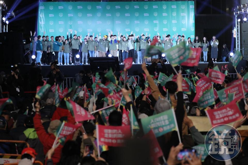 民進黨人事傳出將小幅改組，選舉期間表現亮眼的王義川、吳崢可望入列。