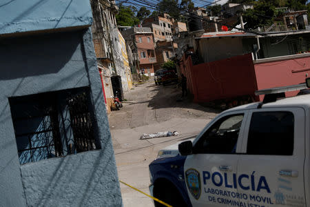 The body of a man lies on the ground after a shootout in Colonia Japon, a neighbourhood in Tegucigalpa, Honduras, July 30, 2018. REUTERS/Edgard Garrido