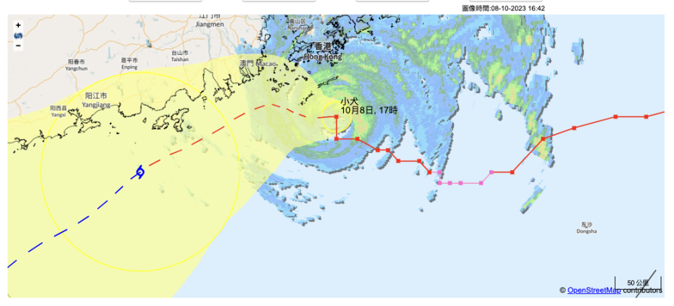 熱帶氣旋路徑資訊 - 地理信息系統版，2023 年 10 月 8 日 17 時發布。天文台預計小犬午夜前最接近本港。下午 5 時，颱風小犬集結在香港天文台以南約 70 公里，即在北緯 21.7 度，東經 114.3 度附近。中心附近最高持續風速為 145 公里。（點擊可放大）