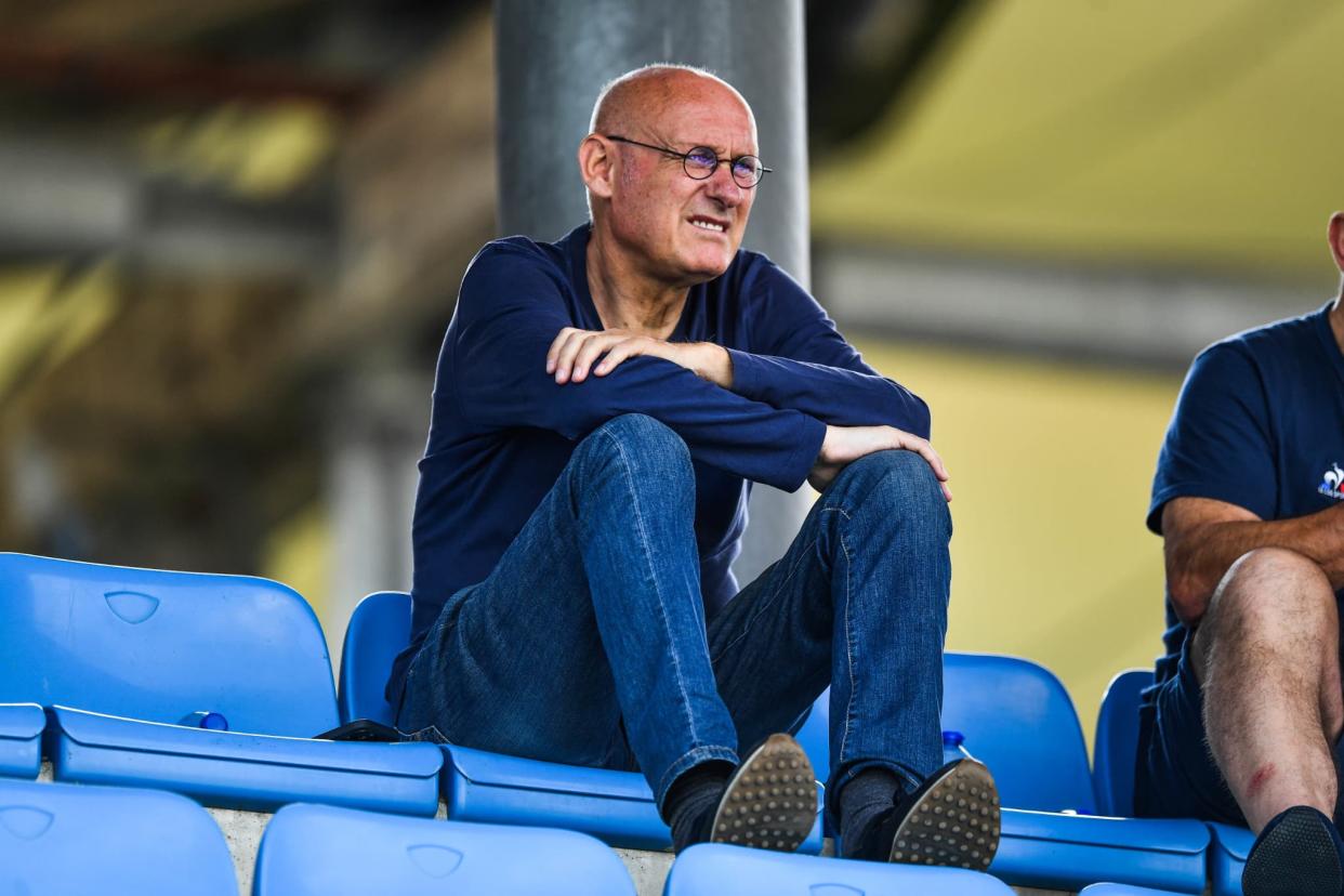 Bernard Laporte assis en tribunes pendant un match en juin 2022 - Icon Sport