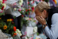 <p>A man reacts near floral tributes placed at Buckingham Palace, following the passing of Queen Elizabeth, in London, Britain, September 9, 2022. REUTERS/John Sibley - RC2JDW9IY9Q8</p> 