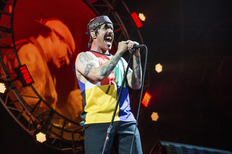 ARCHIVO - Anthony Kiedis de Red Hot Chili Peppers actúa en el Festival de Música y Arte Bonnaroo, el 10 de junio de 2017, en Manchester, Tennessee. (Foto Amy Harris/Invision/AP, archivo)