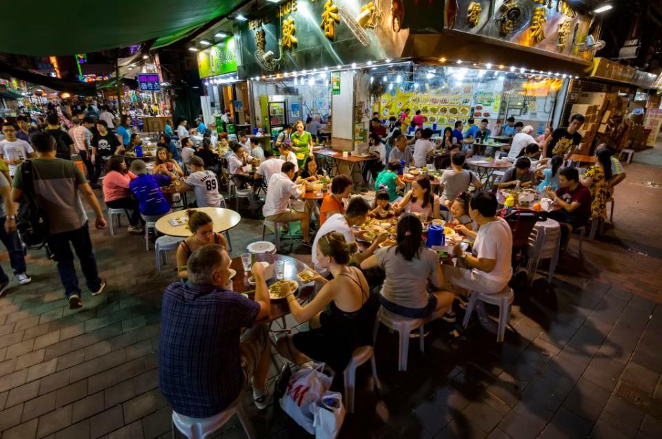 香港向來就有夜市與地攤經濟經驗，昔日夜經濟蓬勃發展