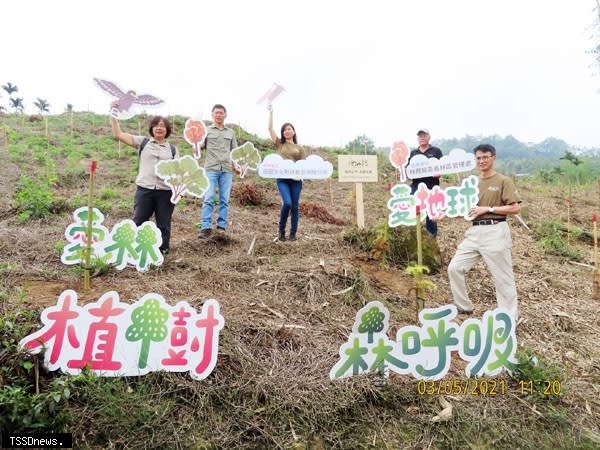 嘉義林管處及百冠生技希望透過大眾參與支持造林工作，一起守護地球。（記者蘇旭羚翻攝）